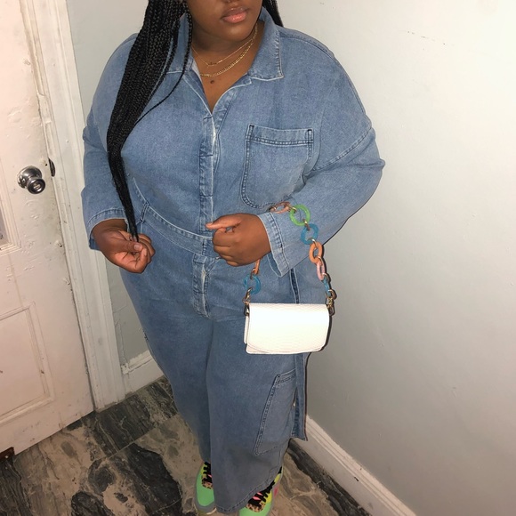 ASOS DESIGN Curve denim boilersuit with utility
pocket in light wash blue - Picture 5 of 6